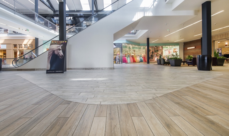 Gensler’s design intent was to bring the natural forms into the interior space, adding warmth and a fluid floor pattern. Porcelain tiles are durable for high-traffic commercial use and meet the slip coefficient.
